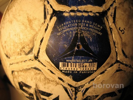 lopty na sálový futbal sa fúkajú na 0,4 až 0,6 baru